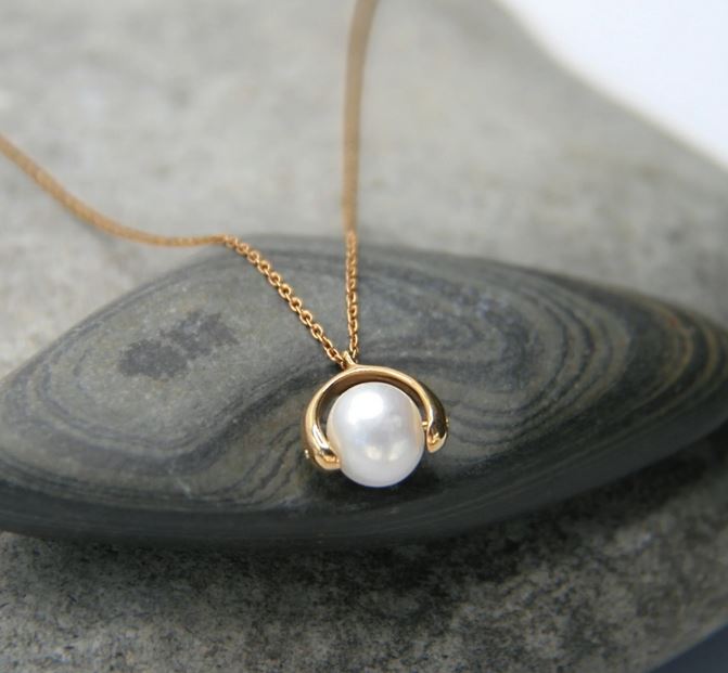 Heart And Lotus Gold Spinning Pearl Necklace