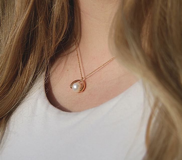 Heart And Lotus Gold Spinning Pearl Necklace